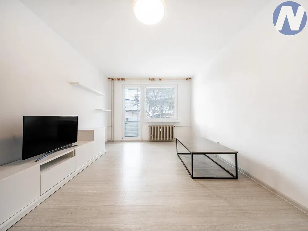 Obývací pokoj; dřevěná podlaha, přirozené světlo, moderní styl