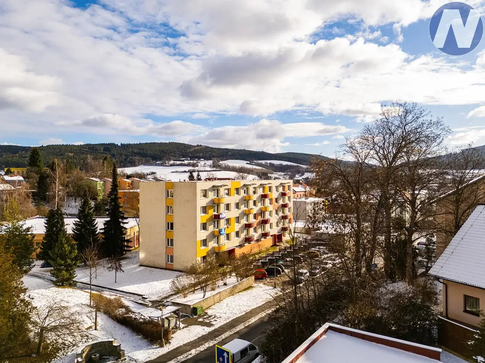 Obývací pokoj; dřevěná podlaha, přirozené světlo, moderní styl