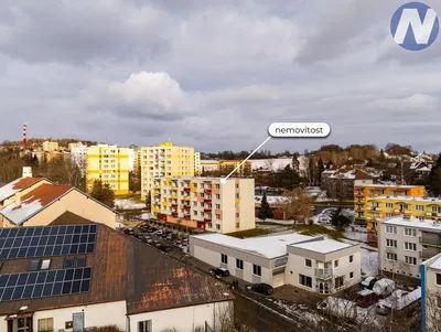 Kuchyně; kuchyňské spotřebiče, dřevěná podlaha, přirozené světlo, moderní styl