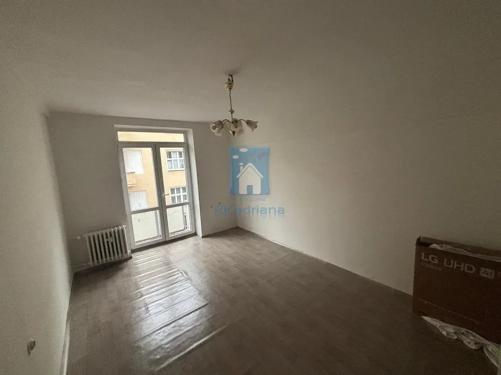 Кухня; кухненски уреди, дървен под, естествена светлина, модерен стил