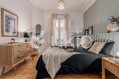 Κουζίνα; συσκευές κουζίνας, ξύλινο πάτωμα, φυσικό φως, μοντέρνο στυλ