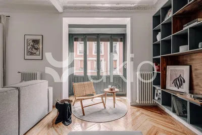 Κουζίνα; συσκευές κουζίνας, ξύλινο πάτωμα, φυσικό φως, μοντέρνο στυλ