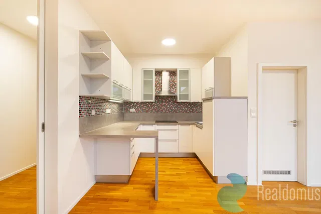 Dnevna soba; drveni pod, prirodno svjetlo, moderni stil