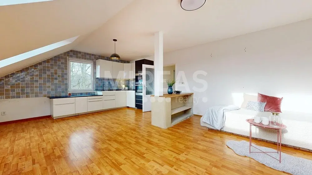 Sala de estar; chão de madeira, luz natural, estilo moderno, teto alto