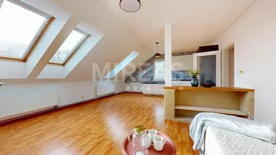 Sala de estar; chão de madeira, luz natural, estilo moderno