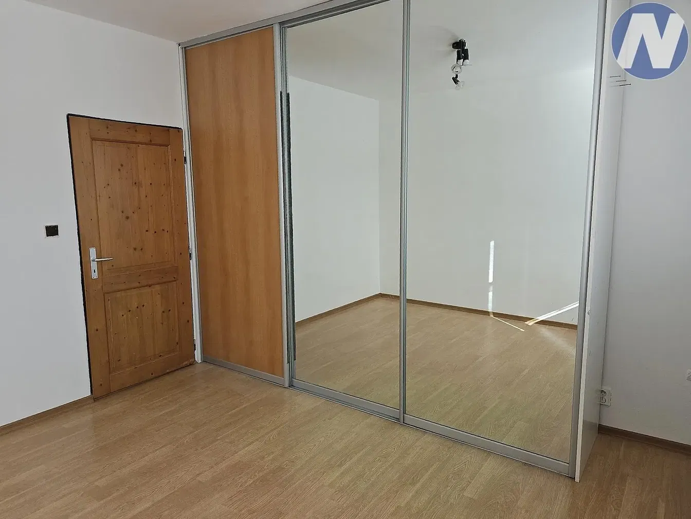 Woonkamer; houten vloer, natuurlijk licht, moderne stijl