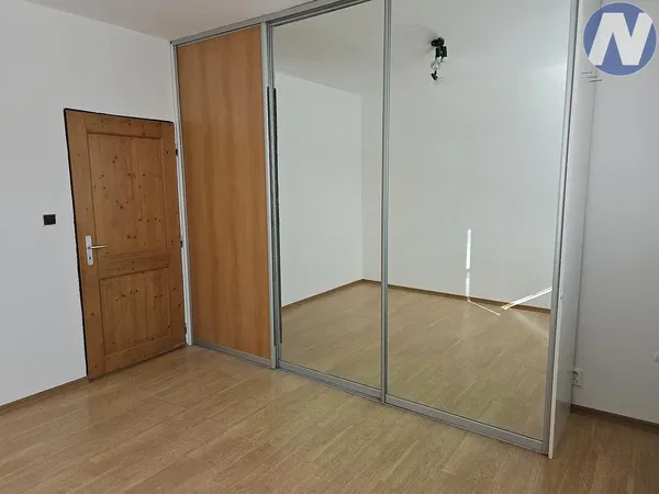 Woonkamer; houten vloer, natuurlijk licht, moderne stijl