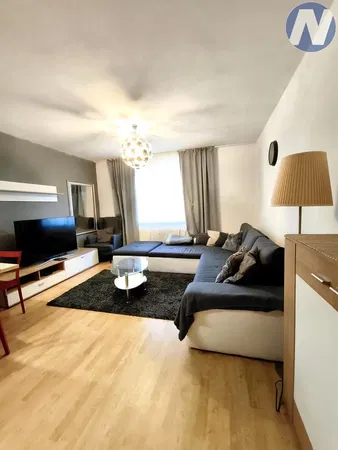 Keuken; keukenapparatuur, houten vloer, natuurlijk licht, moderne stijl