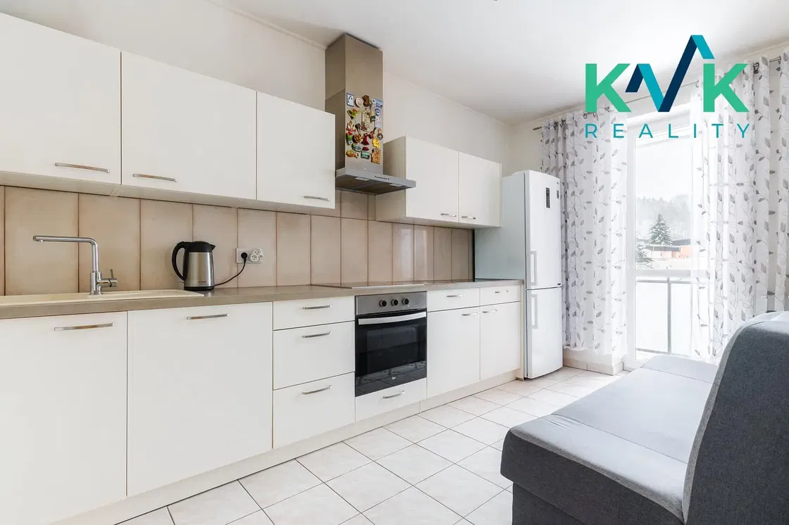 Obývací pokoj; dřevěná podlaha, přirozené světlo, moderní styl