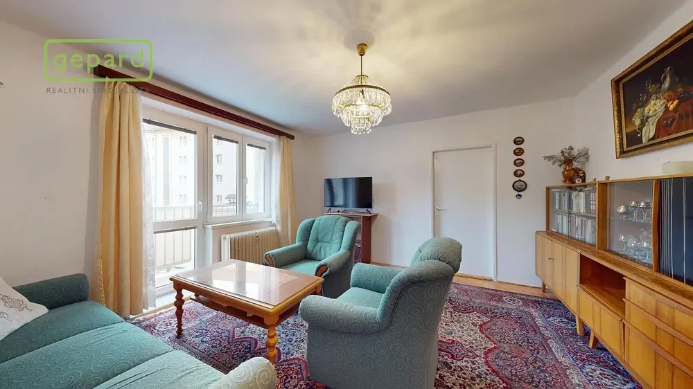 Kuchyně; kuchyňské spotřebiče, dřevěná podlaha, přirozené světlo, moderní styl