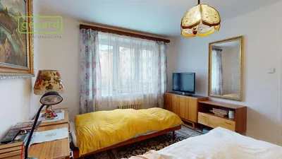 Kuchyně; kuchyňské spotřebiče, dřevěná podlaha, přirozené světlo, moderní styl