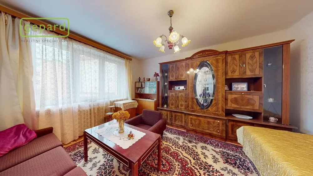 Obývací pokoj; dřevěná podlaha, přirozené světlo, moderní styl