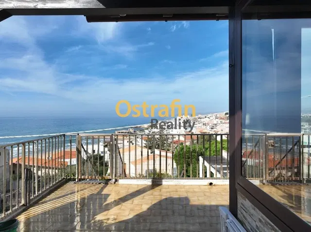 Woonkamer; houten vloer, natuurlijk licht, moderne stijl