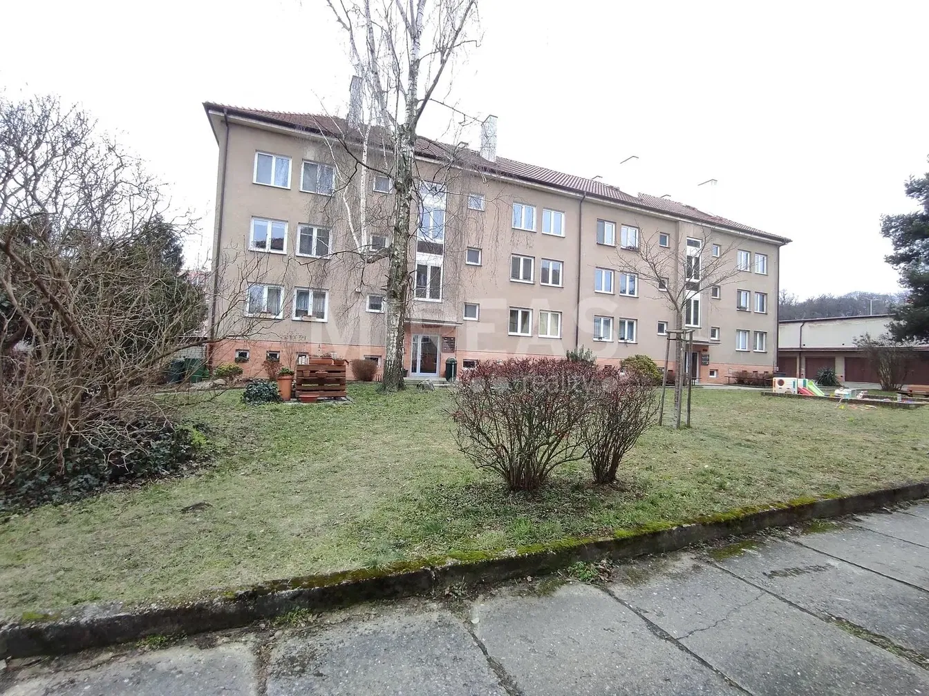 Living room; wood floor, natural light, modern style