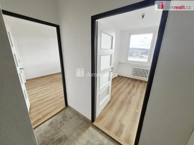 Living room; wood floor, natural light, modern style, high ceiling