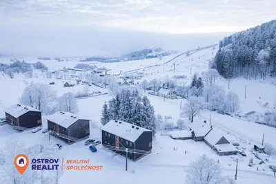 Кухня; кухненски уреди, дървен под, естествена светлина, модерен стил