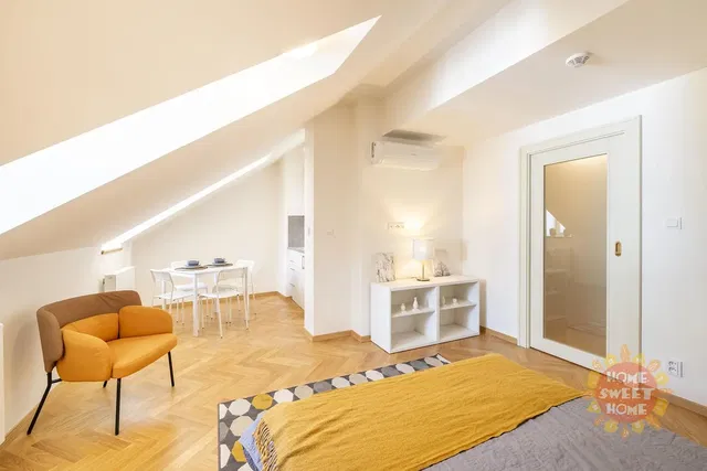 Obývací pokoj; dřevěná podlaha, přirozené světlo, moderní styl