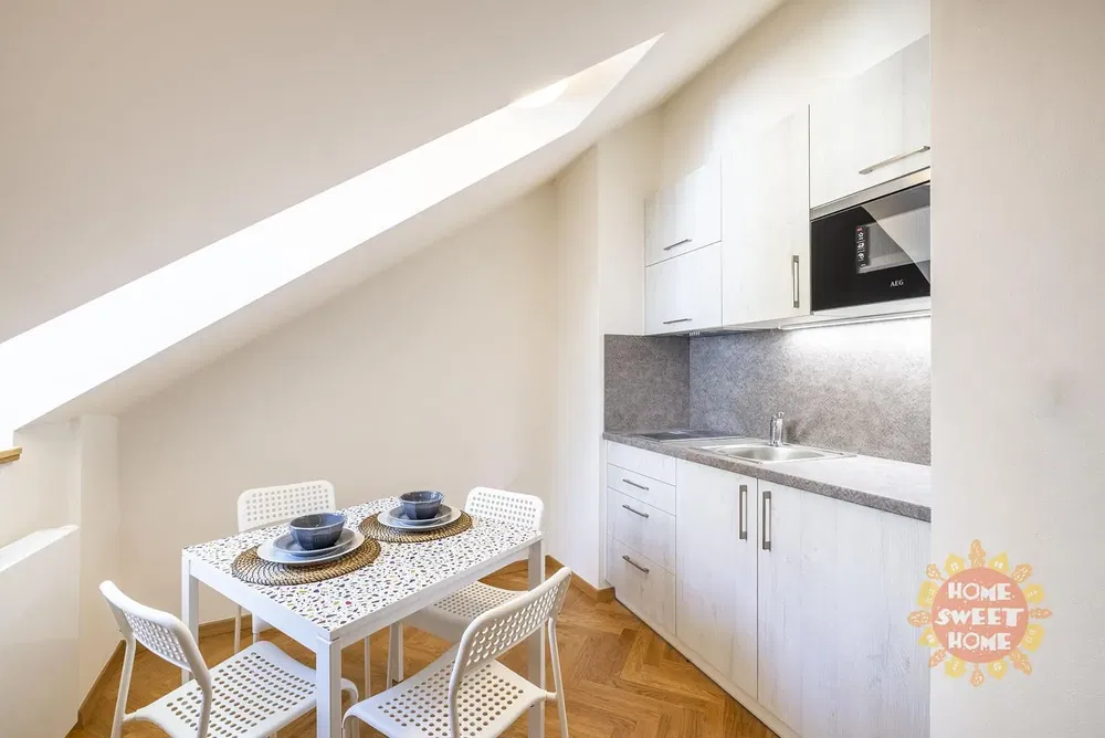 Obývací pokoj; výhled, přirozené světlo, moderní styl