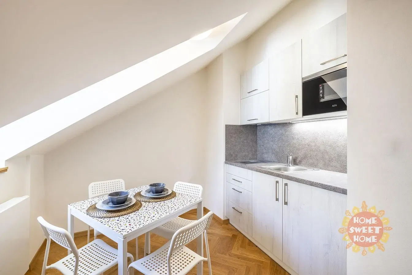 Obývací pokoj; výhled, přirozené světlo, moderní styl