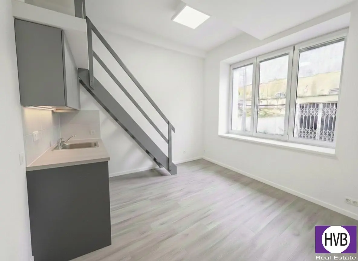 Хол; дървен под, естествена светлина, модерен стил