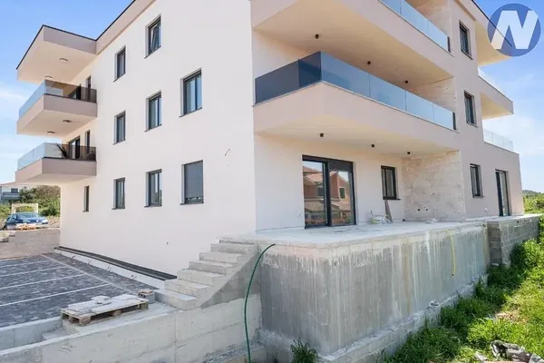 Хол; дървен под, естествена светлина, модерен стил