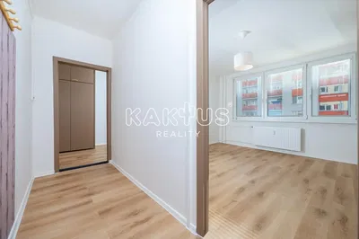 Woonkamer; houten vloer, natuurlijk licht, moderne stijl