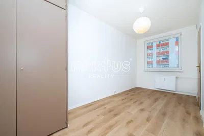 Keuken; keukenapparatuur, tegelvloer, natuurlijk licht, moderne stijl