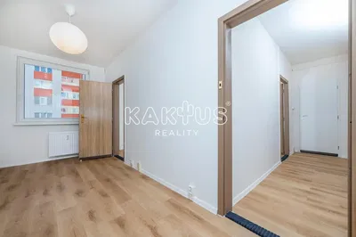 Woonkamer; houten vloer, natuurlijk licht, moderne stijl, hoge plafonds