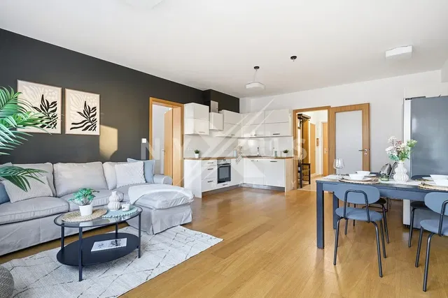 Wohnzimmer; holzboden, tageslicht, moderner stil