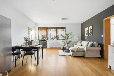 Küche; küchengeräte, fliesenboden, tageslicht, moderner stil