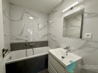 Кухня; кухненски уреди, дървен под, естествена светлина, модерен стил