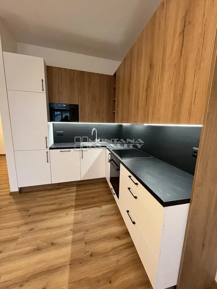 Кухня; кухненски уреди, плочки, естествена светлина, модерен стил