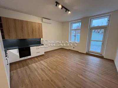 Хол; дървен под, естествена светлина, модерен стил, високи тавани