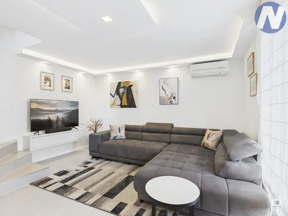 Хол; дървен под, естествена светлина, модерен стил, високи тавани