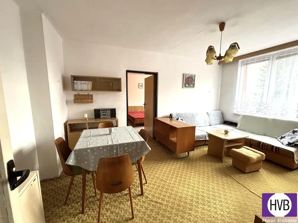 Кухня; кухненски уреди, дървен под, естествена светлина, модерен стил