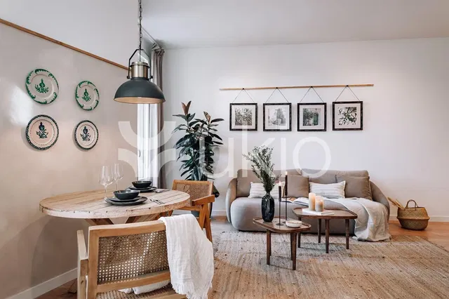 Küche; küchengeräte, holzboden, tageslicht, moderner stil