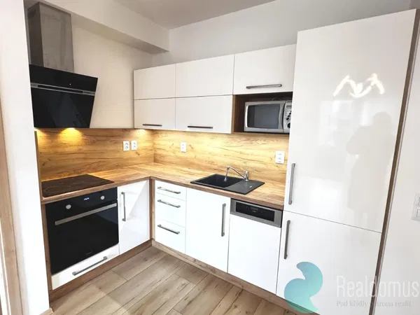 Σαλόνι; ξύλινο πάτωμα, φυσικό φως, μοντέρνο στυλ