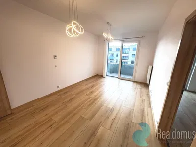 Wohnzimmer; holzboden, tageslicht, moderner stil, hohe decken