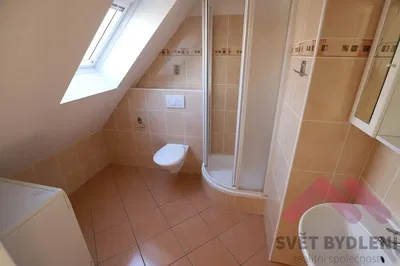 Wohnzimmer; holzboden, tageslicht, moderner stil