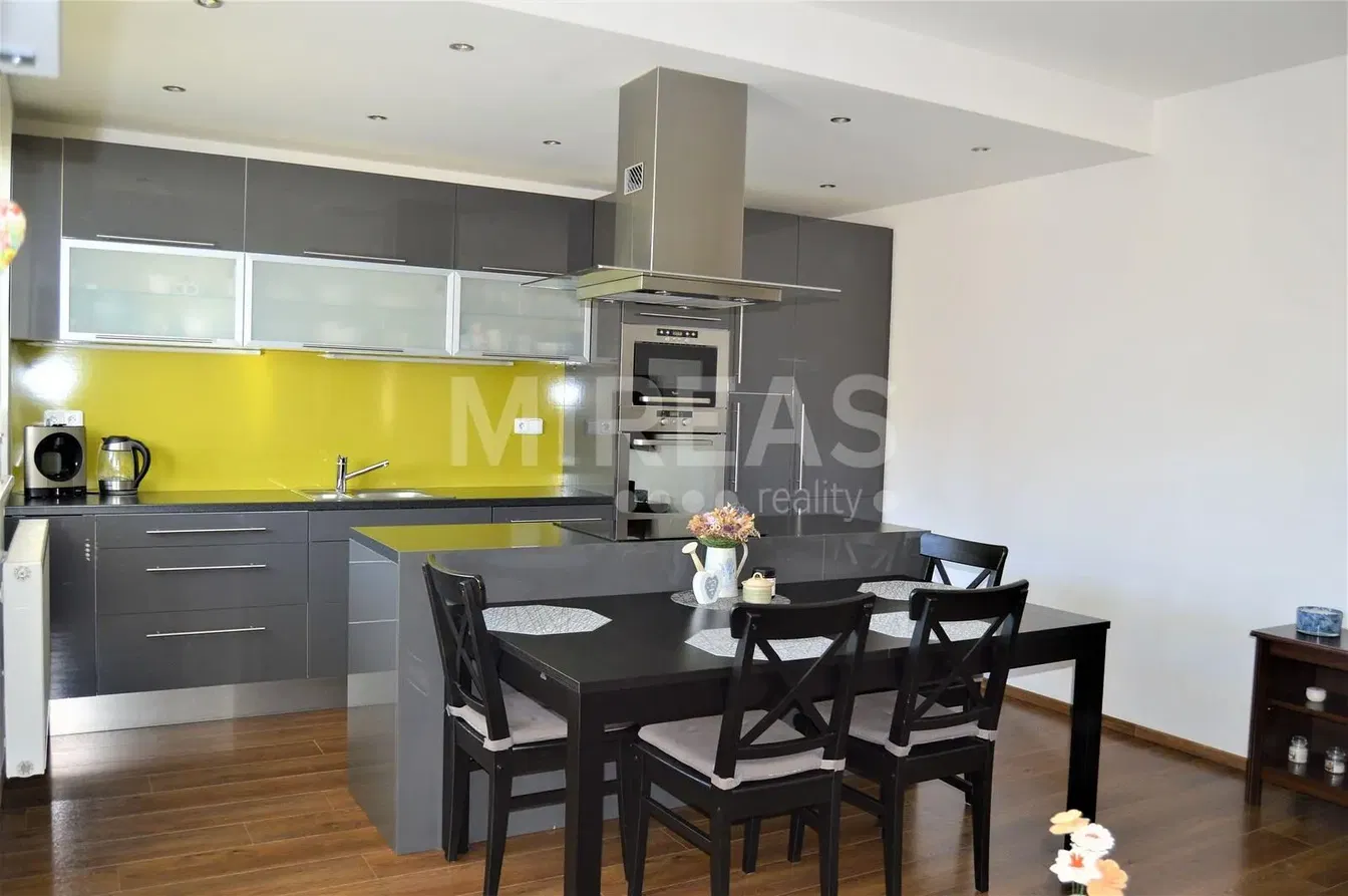 Wohnzimmer; holzboden, tageslicht, moderner stil