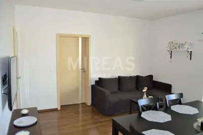 Wohnzimmer; holzboden, tageslicht, moderner stil