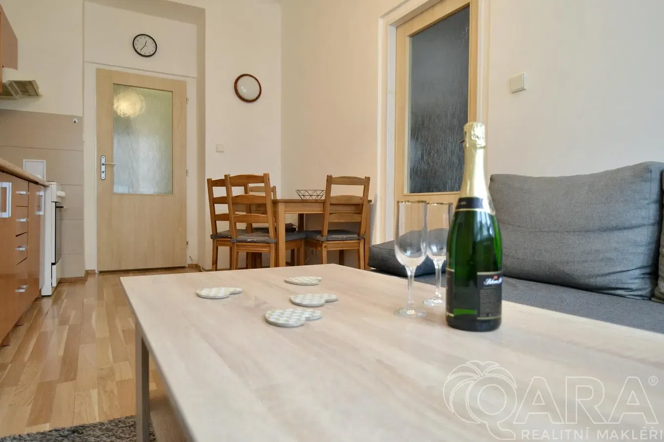 Wohnzimmer; holzboden, tageslicht, moderner stil