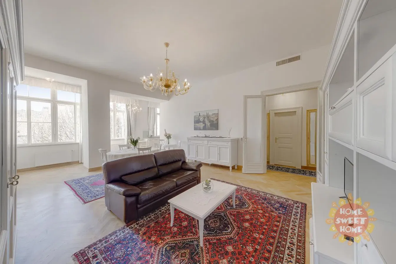 Küche; küchengeräte, holzboden, tageslicht, moderner stil