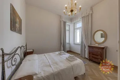 Wohnzimmer; holzboden, tageslicht, moderner stil, hohe decken