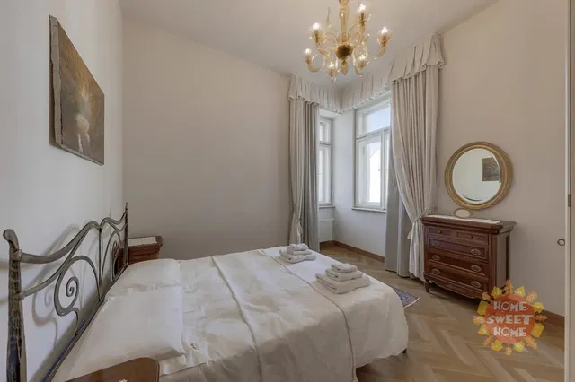 Wohnzimmer; holzboden, tageslicht, moderner stil, hohe decken