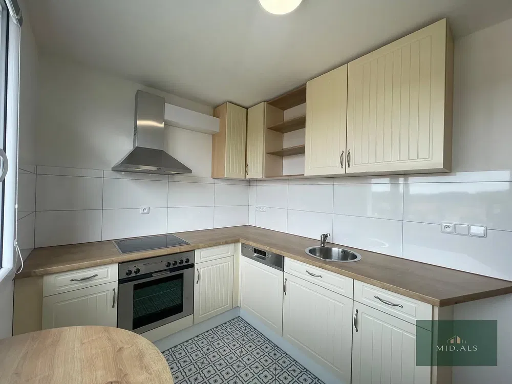 Wohnzimmer; holzboden, tageslicht, moderner stil, hohe decken