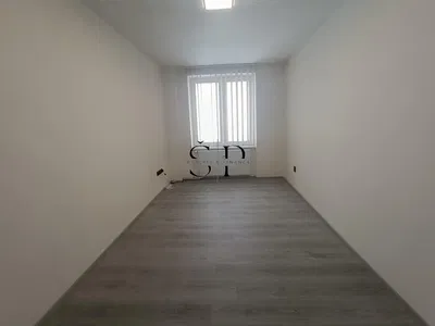 Salon; parquet, lumière naturelle, style moderne