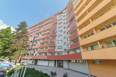 Salon; parquet, lumière naturelle, style moderne, hauteur sous plafond