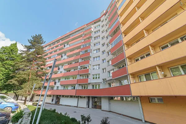 Living room; wood floor, natural light, modern style, high ceiling