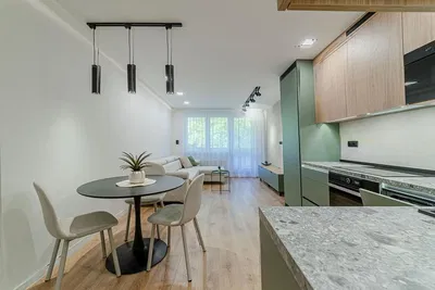 Salon; parquet, lumière naturelle, style moderne, hauteur sous plafond